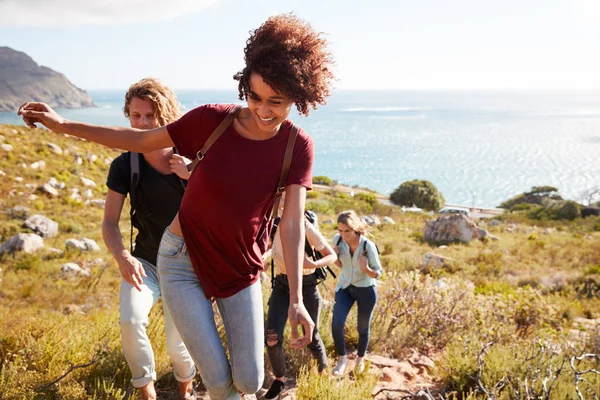 Millennial African American Woman Leading Friends Wanderung Bergauf Coast Close — Stockfoto