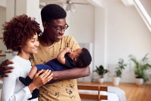 Kärleksfulla Föräldrar Som Innehar Nyfödda Barnet Hemma Loft Lägenhet — Stockfoto
