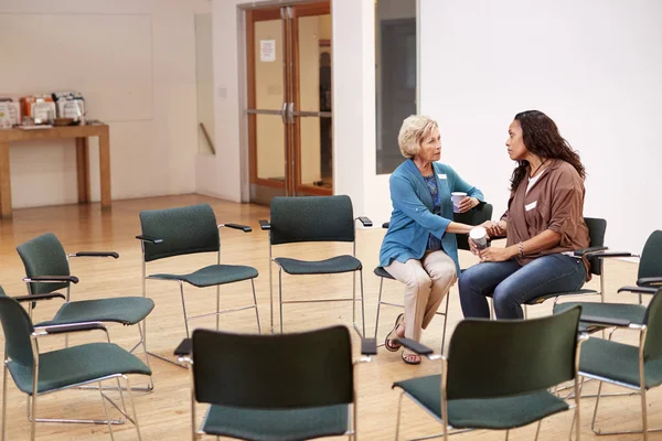 Två Kvinnor Talar Efter Mötet Community Center — Stockfoto