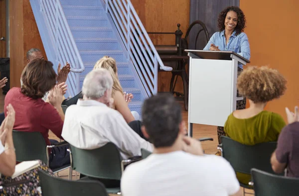 Mulher Podium Reunião Bairro Cadeirando Centro Comunitário — Fotografia de Stock