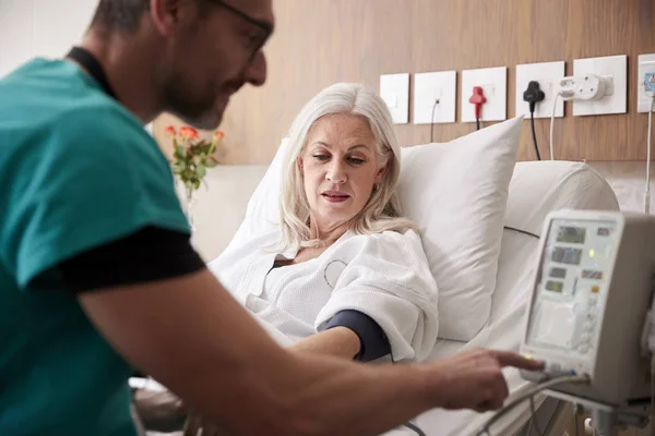 Krankenschwester Nimmt Reifen Patientinnen Blutdruck Krankenhausbett Mit Automatisiertem Gerät — Stockfoto