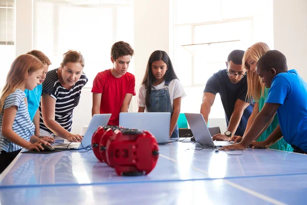 Gruppe Von Schülern Der Computercodierungsklasse Nach Der Schule Lernt Roboterfahrzeug — Stockfoto