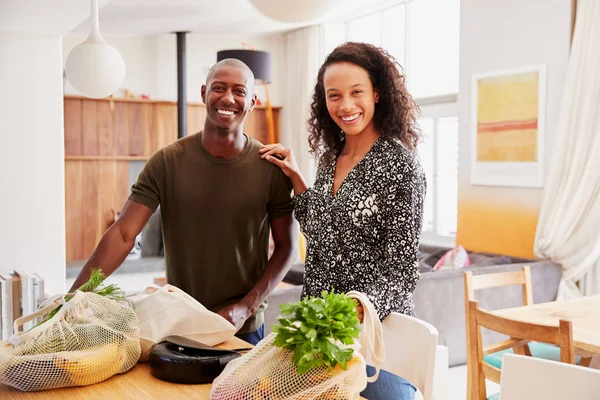 Portret Van Paar Terug Naar Huis Van Winkelen Reis Uitpakken — Stockfoto