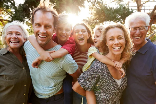 Ritratto All Aperto Famiglia Multi Generazione Che Cammina Campagna Contro — Foto Stock