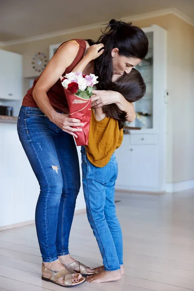 Fille Embrassant Mère Après Lui Avoir Donné Des Fleurs Jour — Photo
