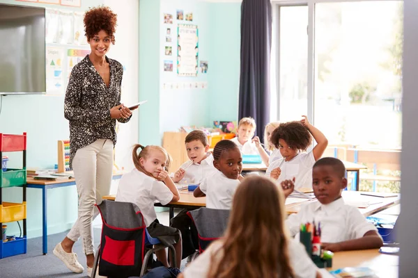 Insegnante Femminile Con Gruppo Insegnamento Tablet Digitale Alunni Elementari Uniforme — Foto Stock