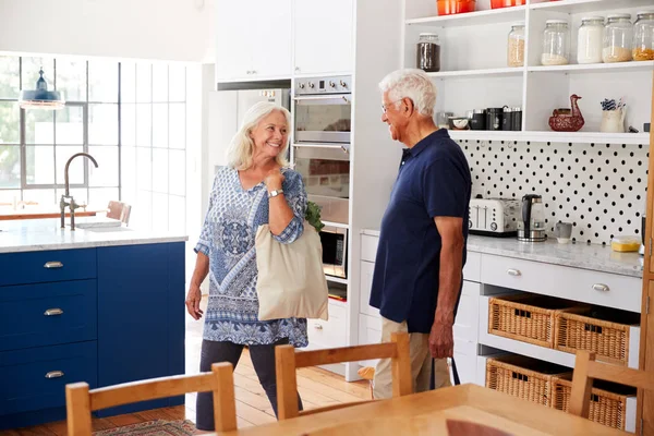 Senior Par Återvänder Hem Från Shopping Resa Transporterar Matkassar Genom — Stockfoto