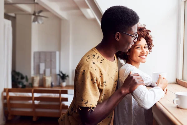 Casal Jovem Relaxante Apartamento Loft Olhando Para Fora Janela Com — Fotografia de Stock