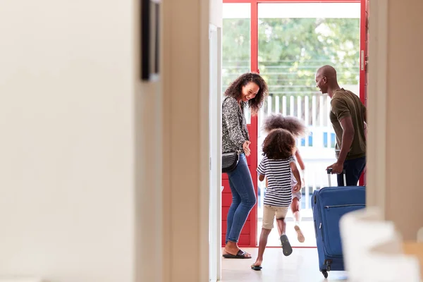 Familia Pie Por Puerta Delantera Con Maleta Punto Salir Vacaciones — Foto de Stock