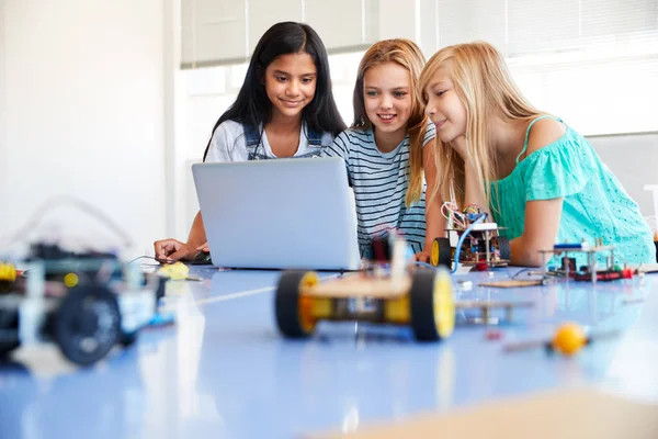 Drie Vrouwelijke Studenten Bouwen Programmeren Robot Voertuig School Computer Codering — Stockfoto