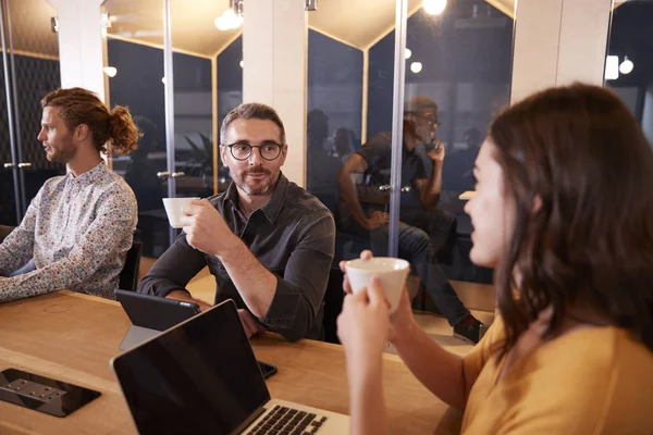 Creatieve Collega Die Koffie Drinken Praten Hun Kantoor Kantine Close — Stockfoto