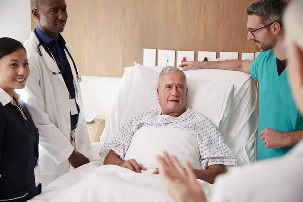 Kıdemli Erkek Hastanın Yatağında Yuvarlak Toplantı Sağlık Ekibi — Stok fotoğraf