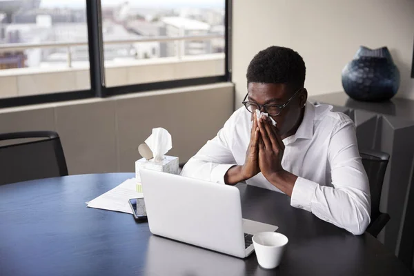 Νέος Μαύρος Επιχειρηματίας Που Κάθεται Ένα Γραφείο Που Ανατινάζει Μύτη — Φωτογραφία Αρχείου