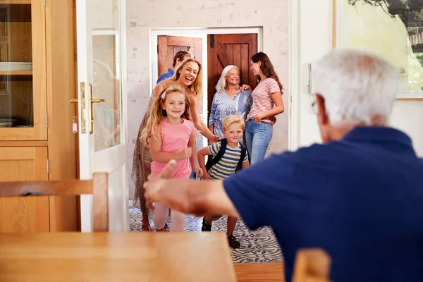 Famiglia Multi Generazione Con Nipoti Che Visitano Nonni Casa — Foto Stock