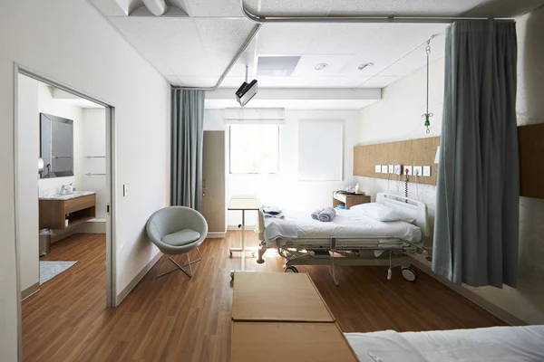 Boş Hastane Koğuşunda Yataklar — Stok fotoğraf