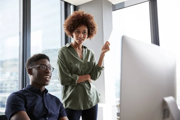 Mannelijk Vrouwelijk Creatief Samenwerken Aan Een Bureau Dat Een Computerscherm — Stockfoto