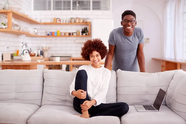 Portret Van Paar Ontspannen Bank Thuis Kijken Naar Laptop Samen — Stockfoto