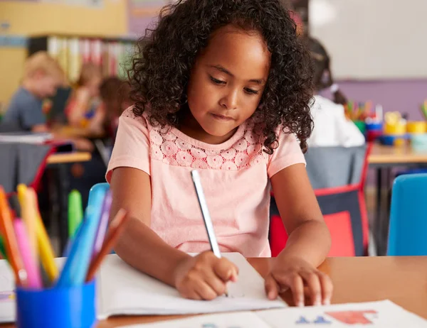 Concentración Alumna Escuela Primaria Femenina Que Trabaja Escritorio — Foto de Stock