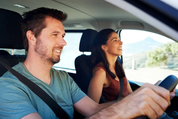 Hombre Blanco Adulto Que Conduce Coche Esposa Lado Asiento Delantero —  Fotos de Stock