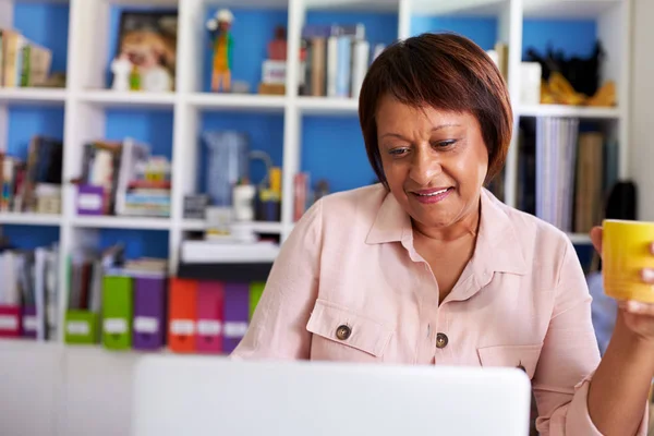 Souriant Femme Mûre Avec Ordinateur Portable Travaillant Dans Bureau Domicile — Photo