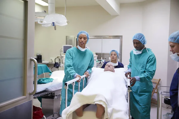 Chirurgisch Team Wheeling Senior Mannelijke Patiënt Uit Ziekenhuis Operatie Theater — Stockfoto