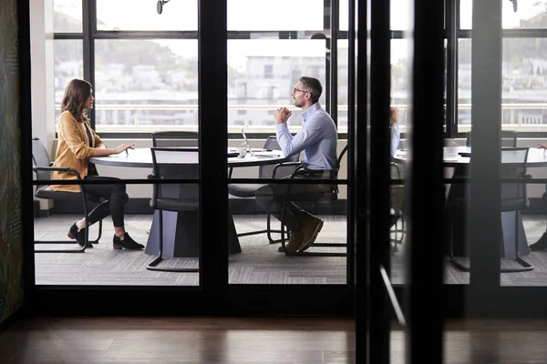 Uomo Affari Giovane Donna Incontrano Colloquio Lavoro Tutta Lunghezza Visto — Foto Stock