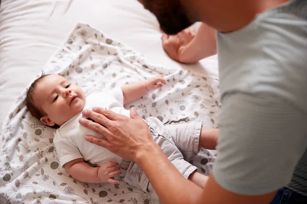 Close Van Liefdevolle Vader Liggend Met Pasgeboren Baby Bed Thuis — Stockfoto