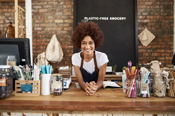 Retrato Proprietário Feminino Plástico Sustentável Free Grocery Store Atrás Mesa — Fotografia de Stock
