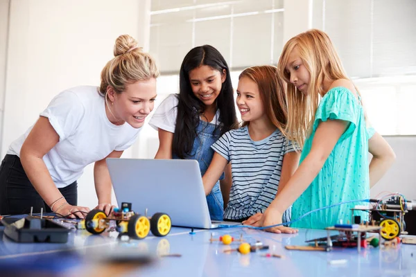 Drei Studentinnen Mit Lehrer Bauen Roboterfahrzeug Computercodierungskurs Nach Der Schule — Stockfoto