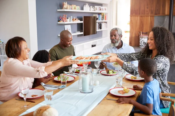 Famiglia Multi Generazione Seduta Intorno Tavolo Casa Gustare Pasto Insieme — Foto Stock