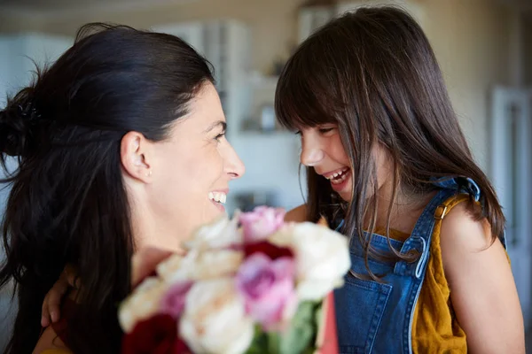 Ung Vit Flicka Som Ger Sin Mamma Blommor Som Gåva — Stockfoto