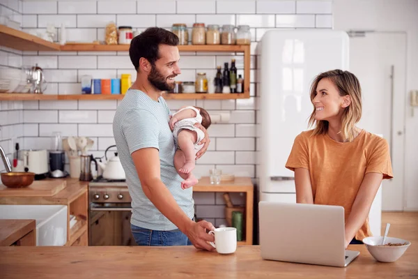 Multi Tarefa Pai Segurando Bebê Filho Fazendo Bebida Quente Como — Fotografia de Stock