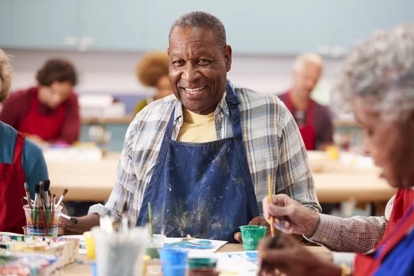社区中心参加艺术班的退休老人肖像 — 图库照片