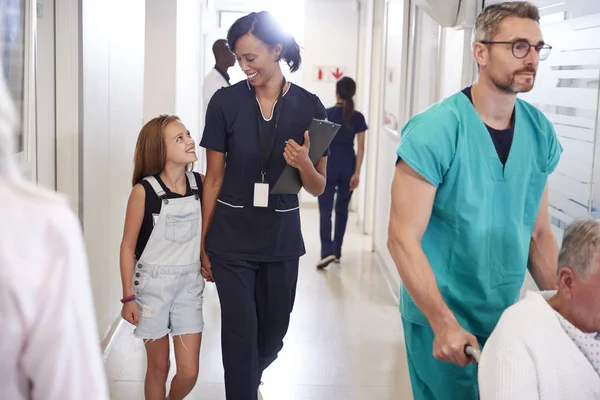 繁忙的医院走廊与医务人员和病人 — 图库照片