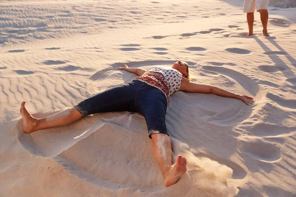 Donna Anziana Sdraiata Sulla Spiaggia Che Angelo Sabbia Vacanza — Foto Stock