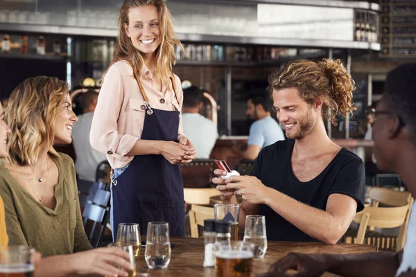 Camarera Sostiene Máquina Tarjeta Crédito Como Cliente Paga Factura Restaurante — Foto de Stock