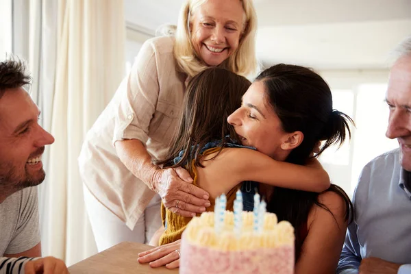 Mujer Adulta Abrazando Hija Después Soplar Velas Pastel Cumpleaños Cerca — Foto de Stock