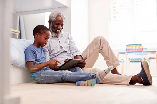 Nagyapa Ülő Unokája Gyermek Hálószoba Használata Digitális Tablet Együtt — Stock Fotó