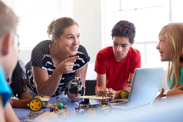 Studenten Nach Der Schule Computer Programmierung Klassengebäude Und Lernen Roboterfahrzeug — Stockfoto