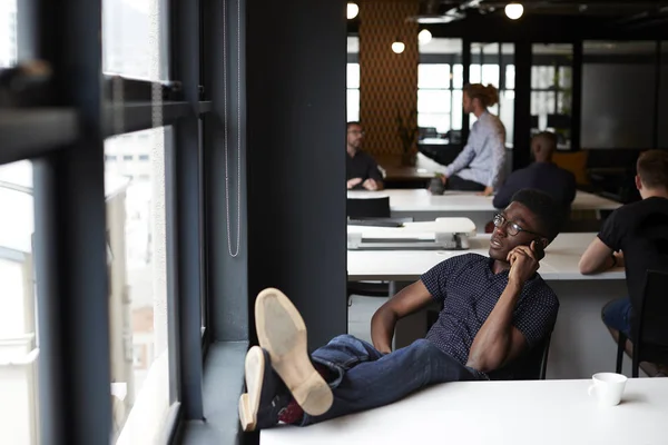 Joven Hombre Negro Creativo Sentado Una Oficina Con Los Pies —  Fotos de Stock