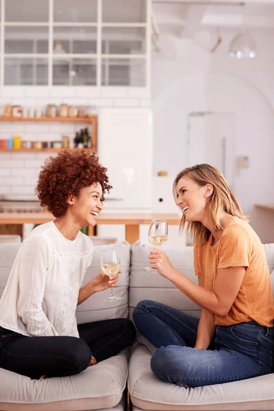 Två Kvinnliga Vänner Koppla Soffan Hemma Med Glas Vin Pratar — Stockfoto