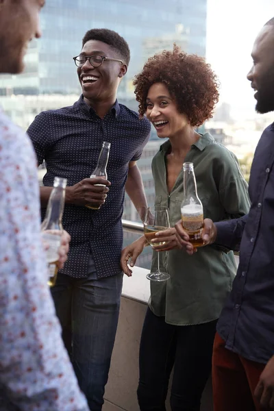 Sorrindo Colegas Negócios Criativos Socializando Com Bebidas Depois Trabalho Vertical — Fotografia de Stock