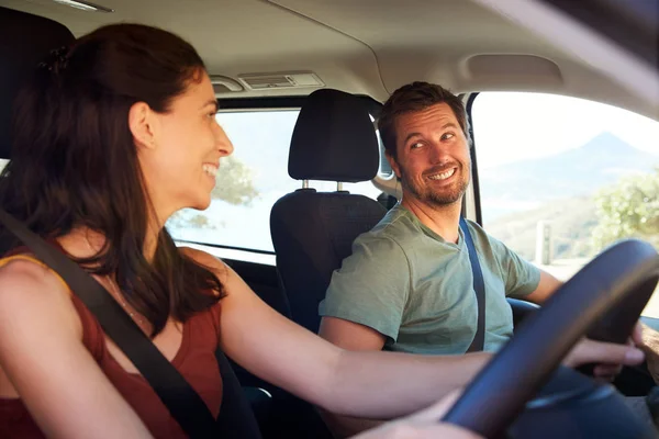 Orta Yetişkin Beyaz Kadın Araba Sürüş Yolcu Koltuğunda Kocasına Gülümseyerek — Stok fotoğraf
