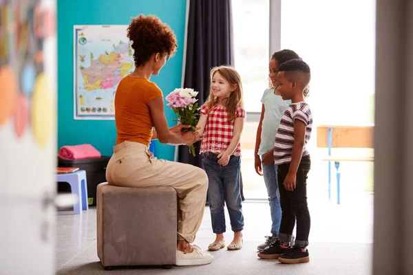 Grundschüler Bedanken Sich Mit Blumen Bei Lehrerin — Stockfoto