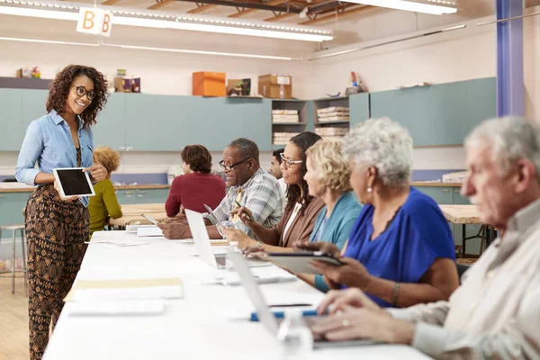 Gruppo Anziani Pensionati Che Frequentano Classe Nel Centro Sociale Con — Foto Stock