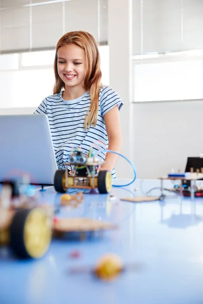 Construindo Programando Veículo Robô Estudante Fêmea Após Classe Codificação Computador — Fotografia de Stock