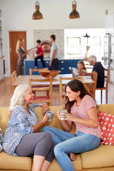 Grootmoeder Met Tiener Kleindochter Ontspannen Bank Praten Thuis — Stockfoto