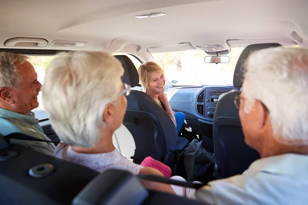 Groupe Amis Aînés Assis Voiture Conduisant Aux Vacances — Photo