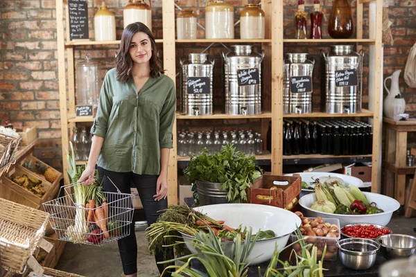 Porträt Einer Frau Die Frisches Obst Und Gemüse Einem Nachhaltigen — Stockfoto