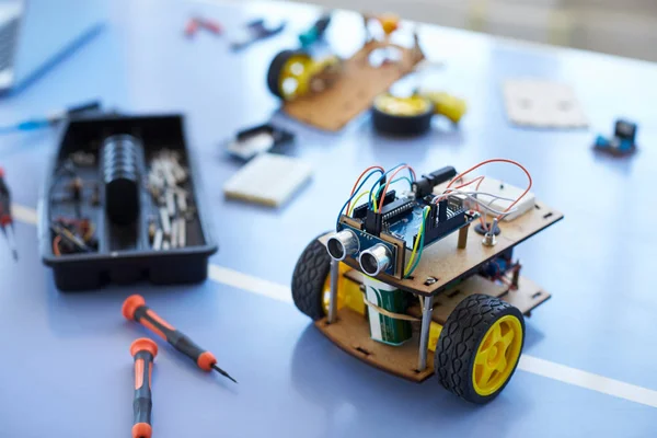 Close Robot Vehicle Шкільному Класі Комп Ютерного Кодування — стокове фото